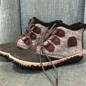 Sorel waterproof boots, like new, size 8